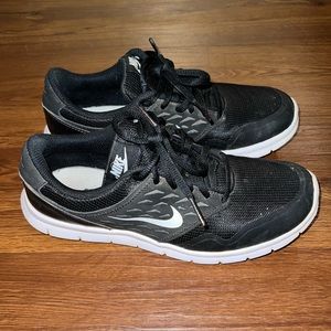 Nike Black & White Running Exercise Sneakers Size 7
